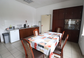 Pest county Alsónémedi 1025sqm large heated warehouse with ramp access, 194sqm office and social block to let