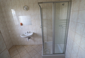 Pest county Vác, on a 4050sqm land 291sqm brick building, showroom, workshop, office for sale 