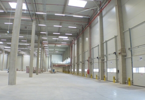Pest county Biatorbágy 16.000sqm largge hall equipped with cranes for manufacturing or storage purpose to let