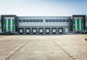 Hajdú-Bihar county Polgár industrial park 4300sqm large warehouse with docking gates to let