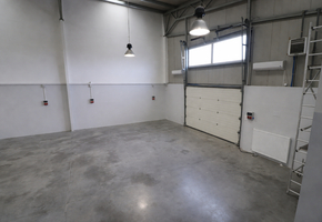 Pest county Nagytarcsa 228sqm heated storage/workshop with 50sqm office on gallery level for rent