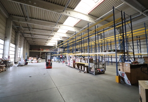 Pest county Alsónémedi 1025sqm large heated warehouse with ramp access, 194sqm office and social block to let