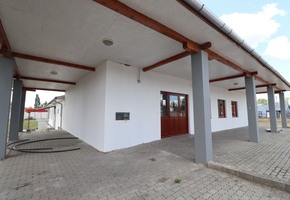 Pest county Vác, on a 4050sqm land 291sqm brick building, showroom, workshop, office for sale 