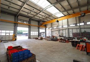 Pest county Veresegyház on 7627sqm land 2957sqm building complex, assembly hall with cranes for sale