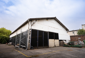 IX. district Soroksári street, on 1690sqm land 369sqm storage and 232sqm office in a high traffic area to let