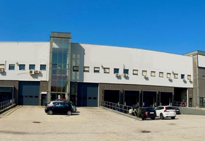 Pest county Biatorbágy 1500sqm large logistic storage with docking gate and drive-in to let