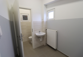 Pest county Nagytarcsa 228sqm heated storage/workshop with 50sqm office on gallery level for rent