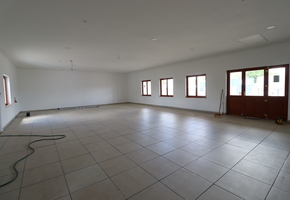 Pest county Vác, on a 4050sqm land 291sqm brick building, showroom, workshop, office for sale 