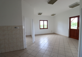 Pest county Vác, on a 4050sqm land 291sqm brick building, showroom, workshop, office for sale 