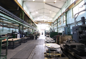 Budapest XXI. district Csepel 610sqm heated workshop with cranes, with service areas to let