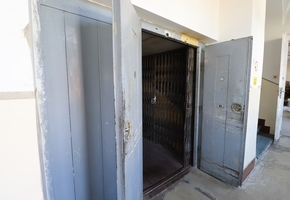 Budapest VIII. district close to Nagyvárad square heated storages with freight lift for rent