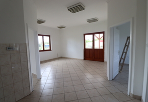 Pest county Vác, on a 4050sqm land 291sqm brick building, showroom, workshop, office for sale 