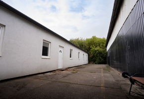 IX. district Soroksári street, on 1690sqm land 369sqm storage and 232sqm office in a high traffic area to let