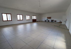 Pest county Vác, on a 4050sqm land 291sqm brick building, showroom, workshop, office for sale 