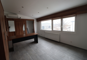 Pest county Nagytarcsa 228sqm heated storage/workshop with 50sqm office on gallery level for rent