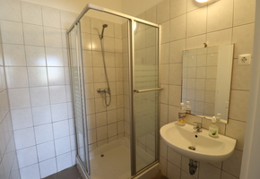 Pest county Vác, on a 4050sqm land 291sqm brick building, showroom, workshop, office for sale 