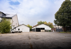 IX. district Soroksári street, on 1690sqm land 369sqm storage and 232sqm office in a high traffic area to let