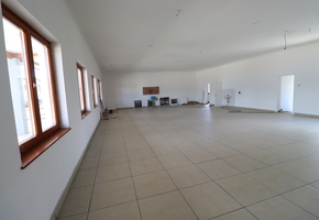 Pest county Vác, on a 4050sqm land 291sqm brick building, showroom, workshop, office for sale 