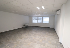 Pest county Dunakeszi 755sqm storage with docking leveller, gate on field level, heated, with 100sqm office for rent