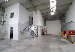 Pest county Nagytarcsa 228sqm heated storage/workshop with 50sqm office on gallery level for rent