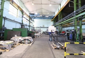 Budapest XXI. district Csepel 610sqm heated workshop with cranes, with service areas to let
